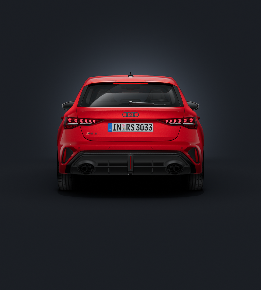 Audi RS 3 Sportback sedd bakifrån mot en mörk bakgrund.