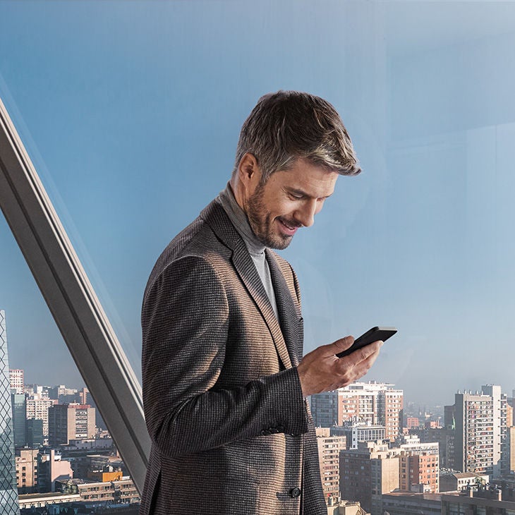 Man med smartphone i handen