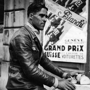 Tazio Nuovolari alla guida della sua vettura da gara