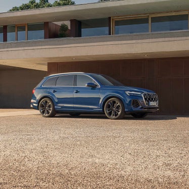 side Audi Q7 SUV