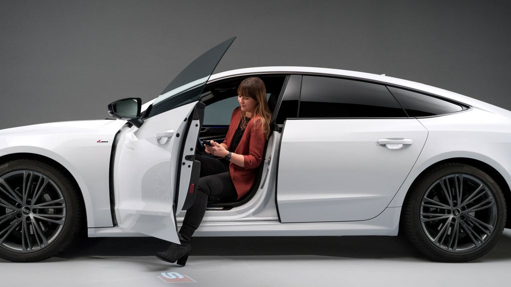 Stephanie Eckardt sort de sa voiture, téléphone en main