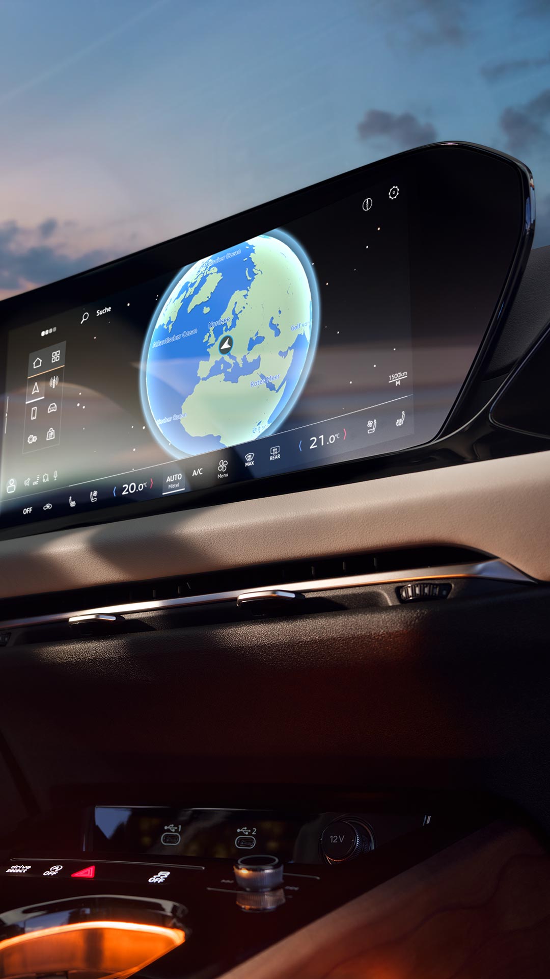 Digitales Audi-Cockpit bei Sonnenuntergang mit Navigationskarte, Musikplayer und Klimaanzeige auf einem großen Panorama-Display.