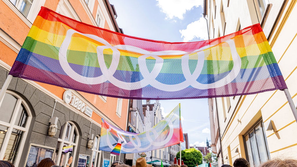Die Pride Flagge mit dem Audi Logo