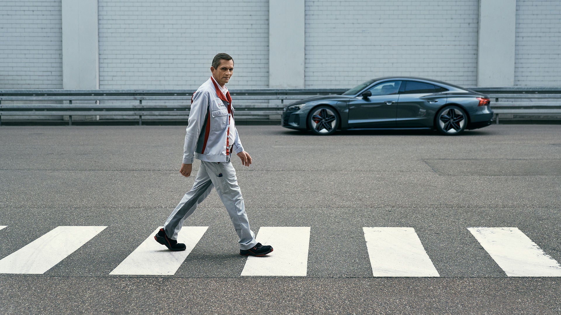 Heinrich Kampa, Vehicle Mechatronics Technician in front of an Audi e-tron GT quattro