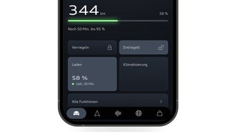 Smartphone zeigt 60 % Ladezustand, 98 km Reichweite und Ladeleistung von 53,0 kW eines Audi.
