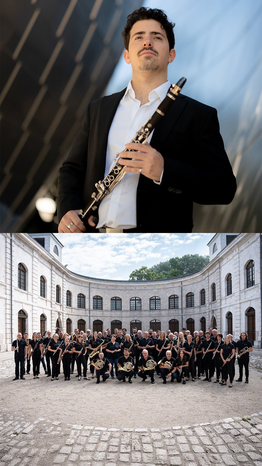 Links großes Blasorchester im Innenhof, rechts Mann im Anzug mit Klarinette vor modernem Gebäude.