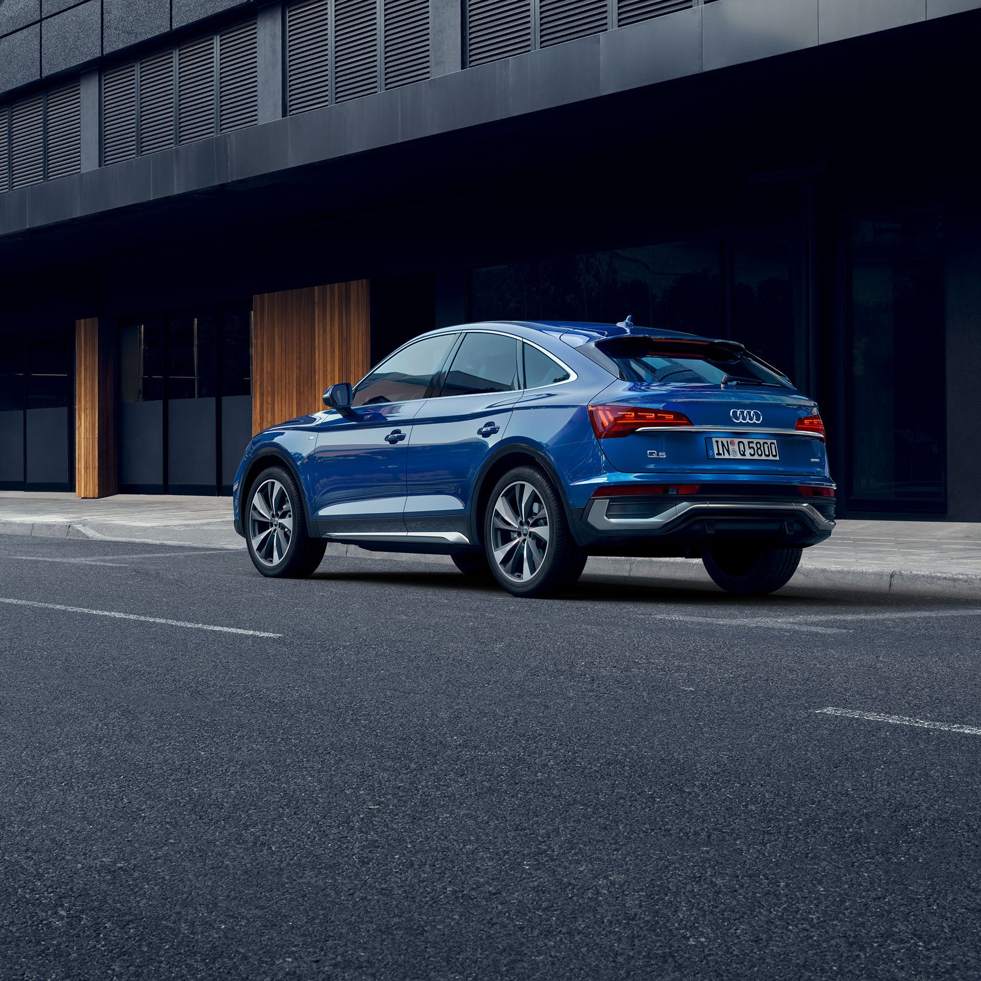 Dynamic front-side view Audi Q5 Sportback