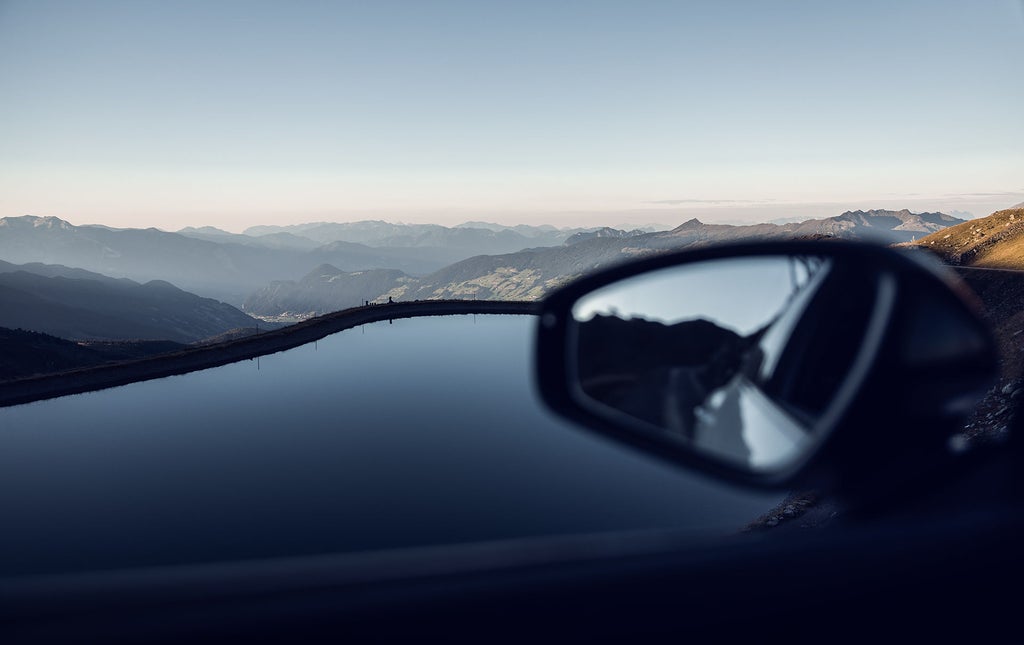 Blick auf einen See vom Auto aus.