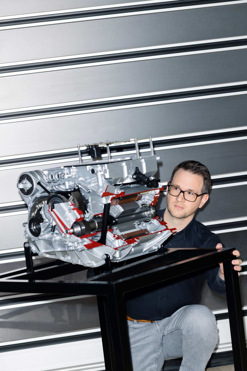 Bastian Heidler betrachtet das Modell eines E-Antriebs.