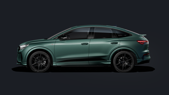 Der Q4 Sportback e-tron in der Seitenansicht auf dunklem Hintergrund.