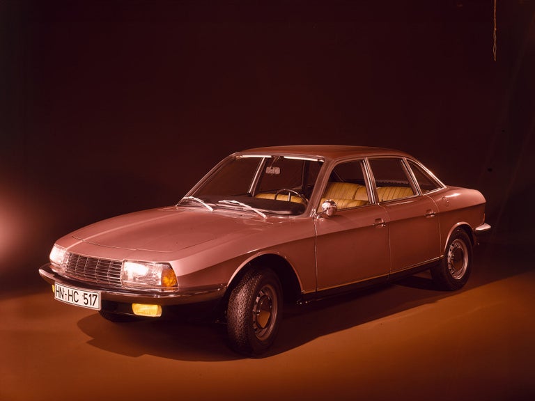Sepia-Aufnahme vom NSU Ro80 vor einem dunklen Hintergrund