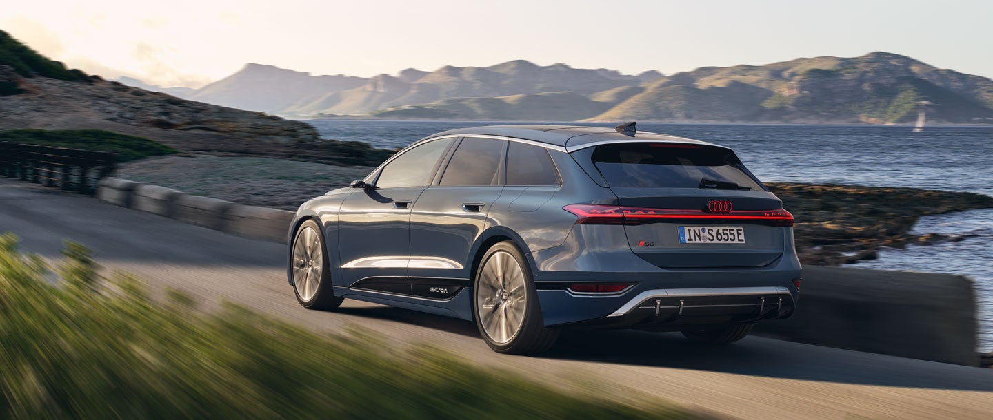 Audi S6 Avant e-tron fährt an Küste entlang bei Tageslicht, Rückansicht 