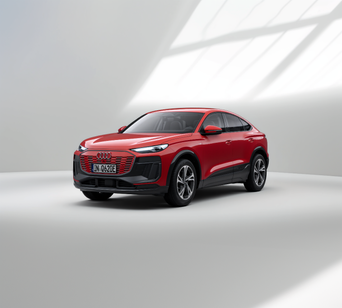 Ein roter Audi Q6 Sportback e-tron in einem hellen Studio mit grauem Boden und weichen Lichteffekten.