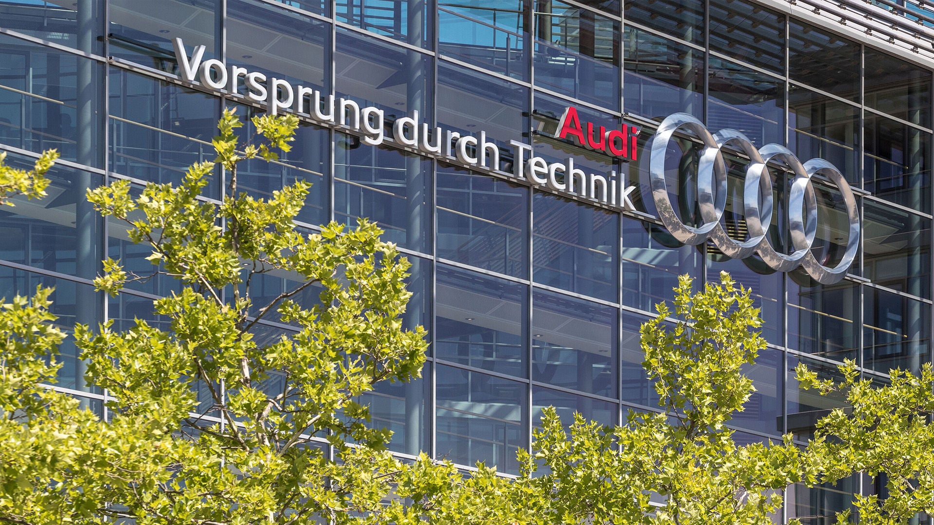 Ansicht der Glasfassade des Audi Hauptniederlassung in Ingolstadt mit großem Audi Logo