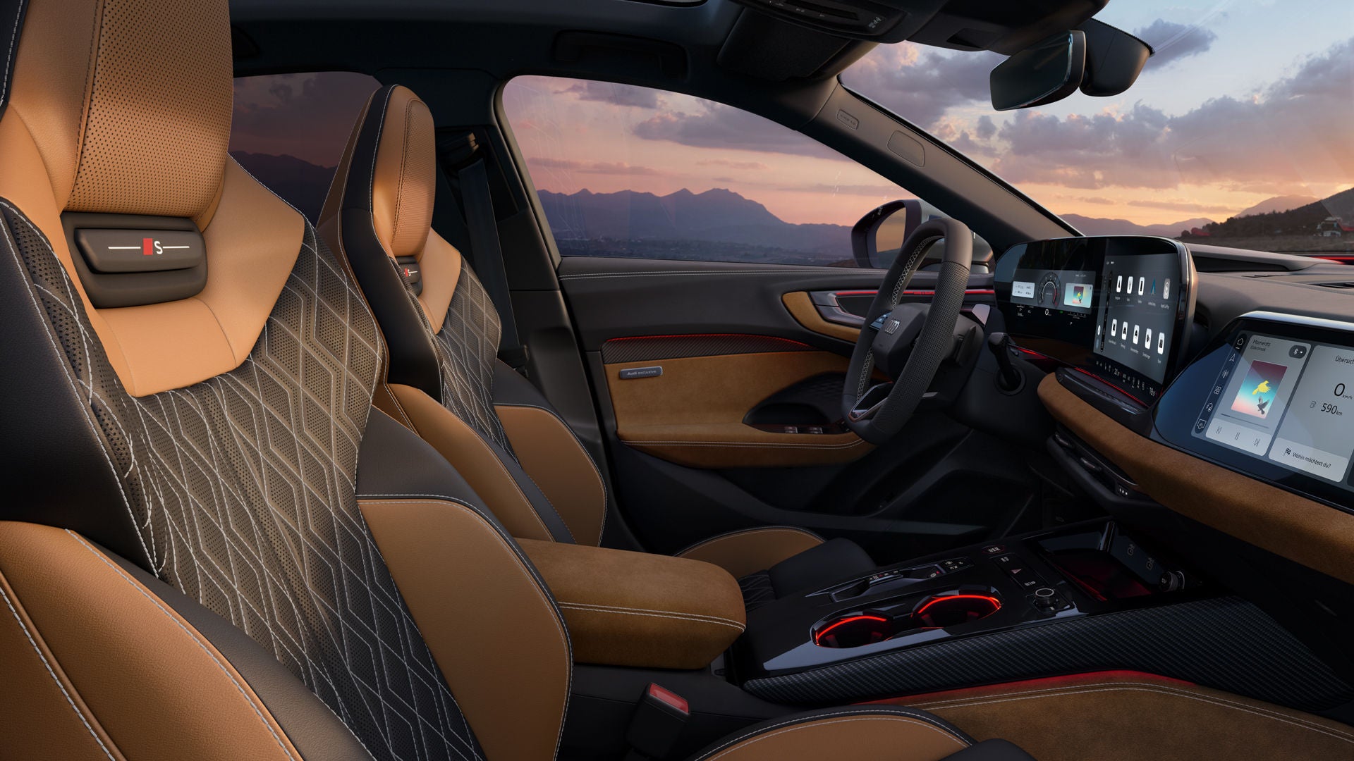 Blick von der Beifahrerseite in das Cockpit der S5 Limousine. Zu sehen sind das Lenkrad, die Displays, das Ambientelicht in Rot und die individualisierte Innenraumausstattung mit den Sportsitzen plus in Leder-Kombination perforiert schwarz-cognacbraun mit Rautensteppung und Kontrastnähten in Diamantsilber.