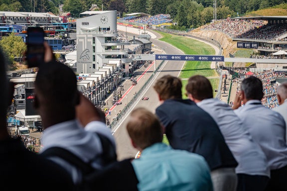 Invités Audi observant la piste et la ligne droite des stands depuis une vue privilégiée à Spa-Francorchamps pendant le Grand Prix 2026