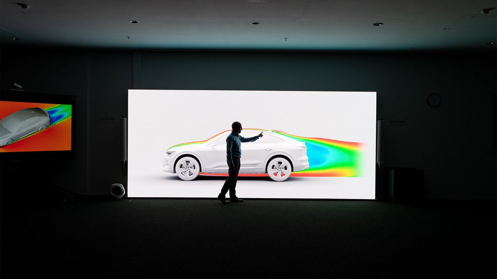 Dr. Moni Islam använder en LED-vägg för att visa luftströmmar.