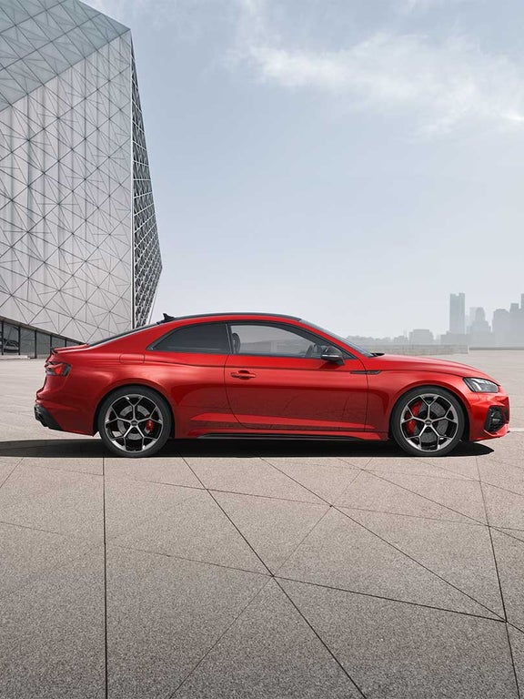 Foto del lateral del Audi RS 5 Coupé Competition plus. 