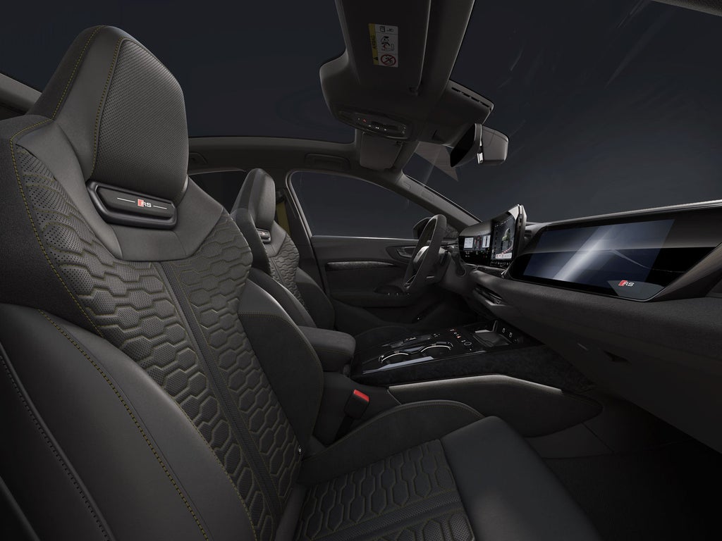 Blick von der Beifahrerseite auf die Sitze und das Cockpit der RS 5 Limousine.