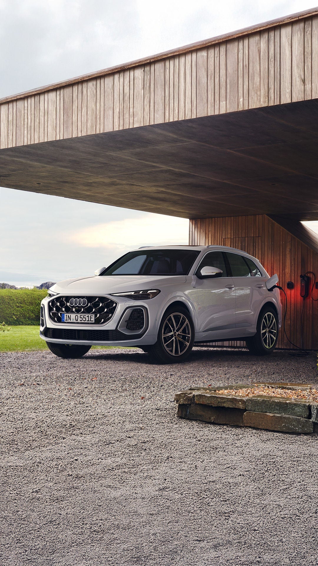 Audi Q5 e-hybrid laadimas maja katuse all