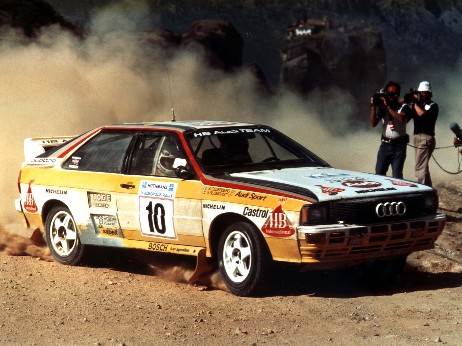 Das Foto zeigt ein Audi quattro A2-Rallyeauto auf Schotter in Griechenland im Jahr 1984.