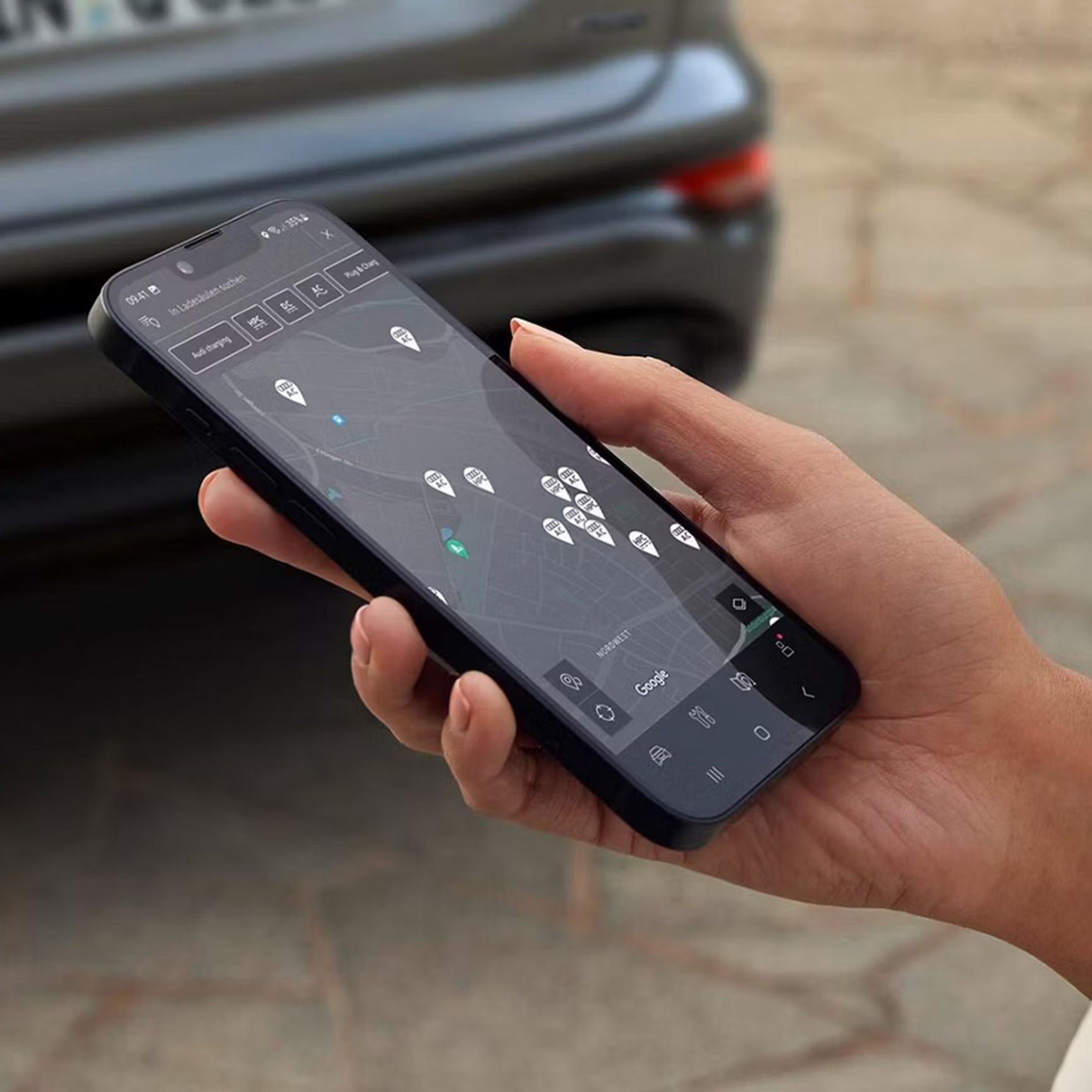 uno smartphone viene consultato di fronte a Q4 e-tron