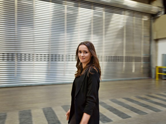 Sabrina blickt in die Kamera und läuft