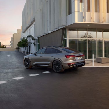 Side front view Audi Q8 Sportback e-tron