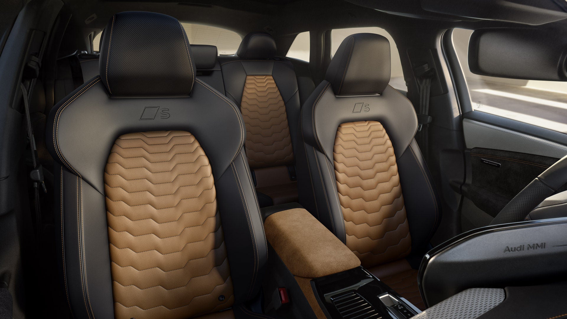 Innenraum des A6 Avant e-tron von vorne. Die Sitze erscheinen in dem Audi Exclusive Designpaket schwarz/cognacbraun.&nbsp;