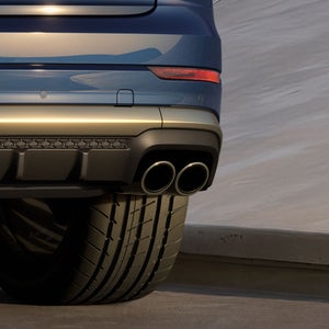 Nahaufnahme des Hecks vom SQ8 SUV und Fokus auf die Endrohre.