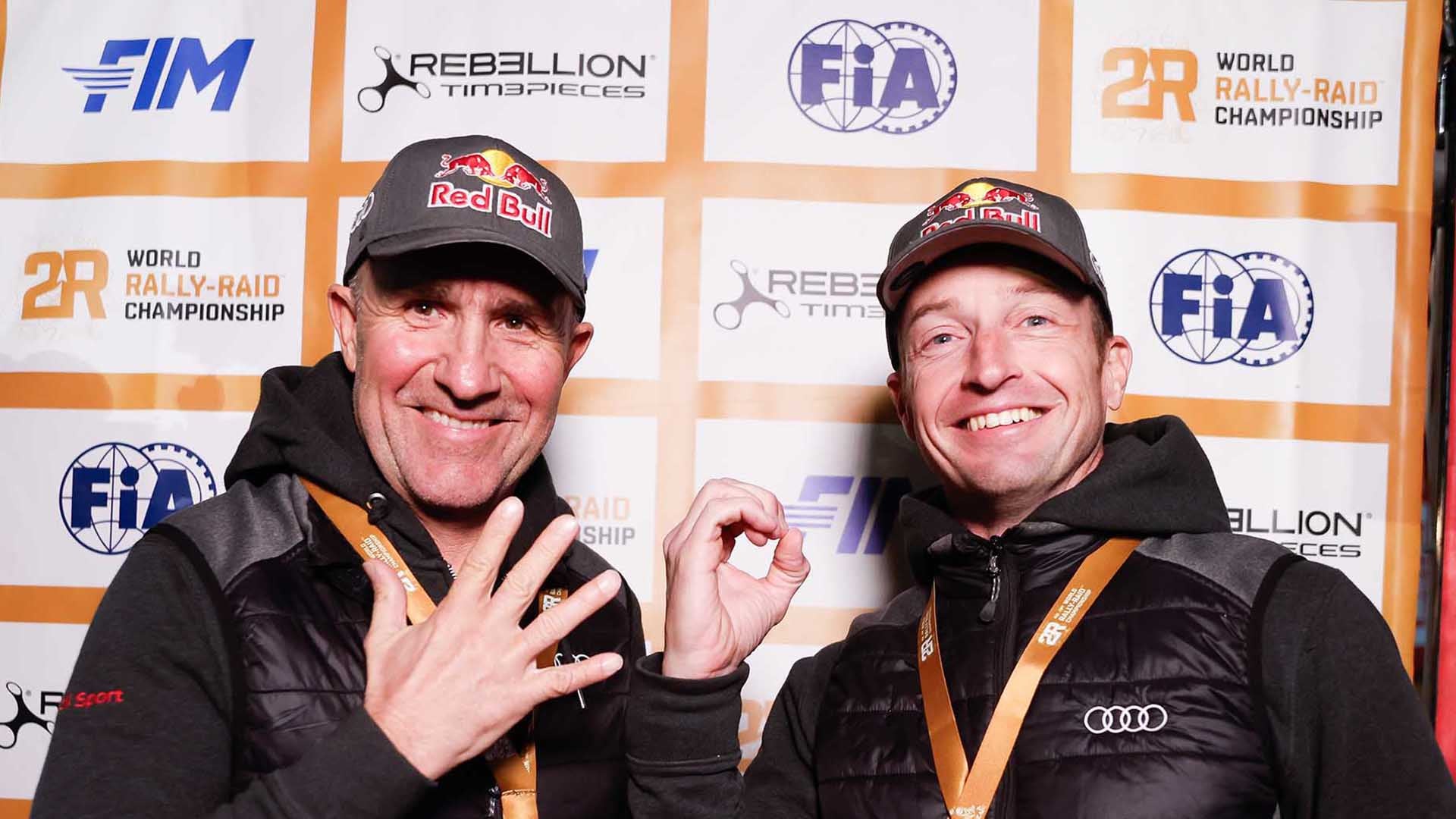 A picture showing Stéphane Peterhansel and Edouard Boulanger.