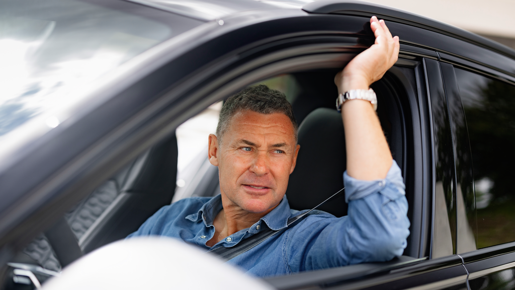 Tom kristensen i en sort bil