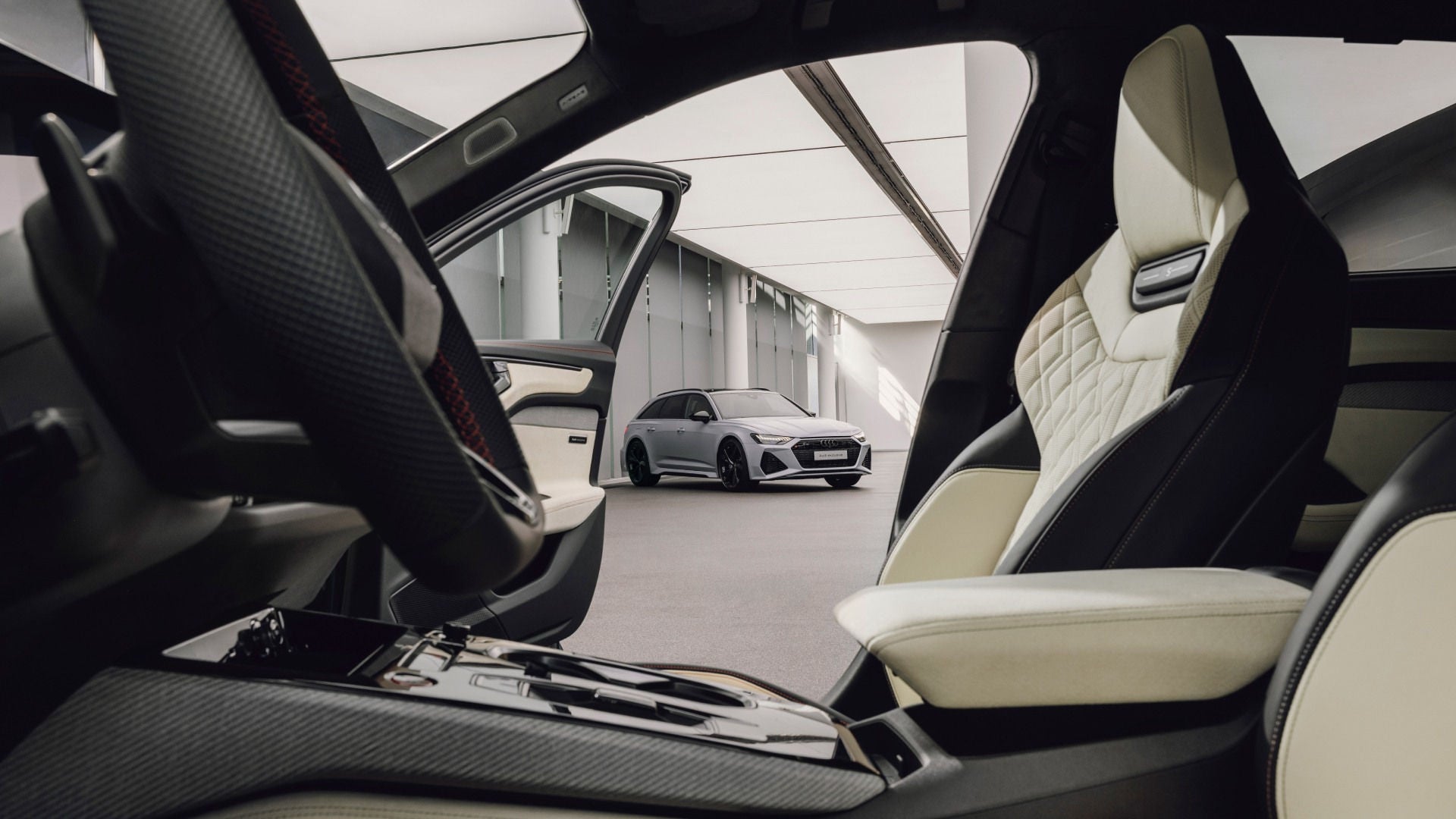 Blick durch das Interieur eines Audi A6 Avant auf einen Audi RS6 Avant