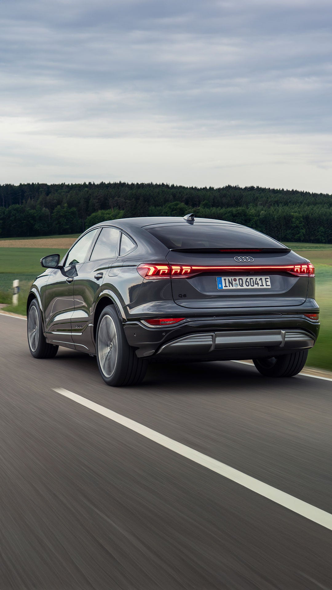 Foto de la promoción de la instalación gratuita del cargador eléctrico para un Audi.