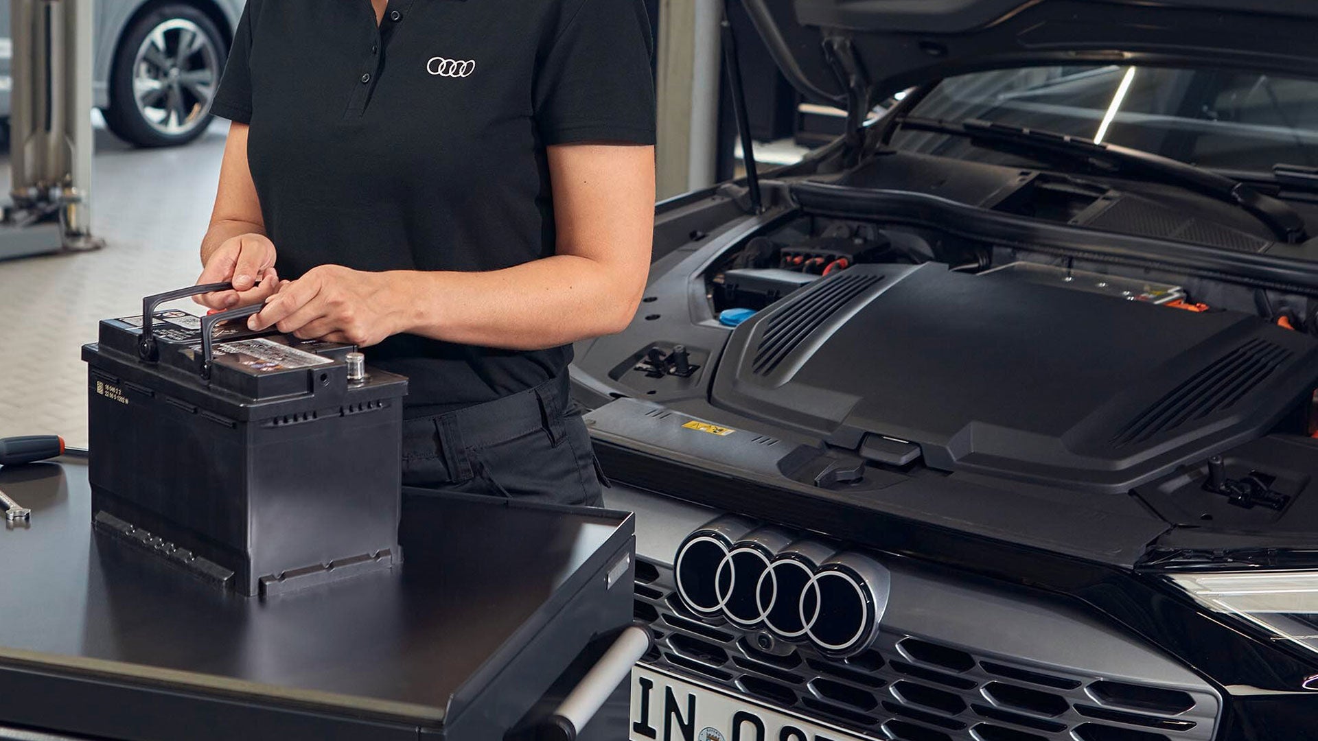Foto de un cambio de bateria de un Audi.