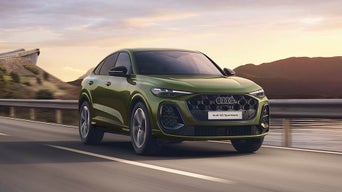 Audi Q5 Sportbackが走っている様子