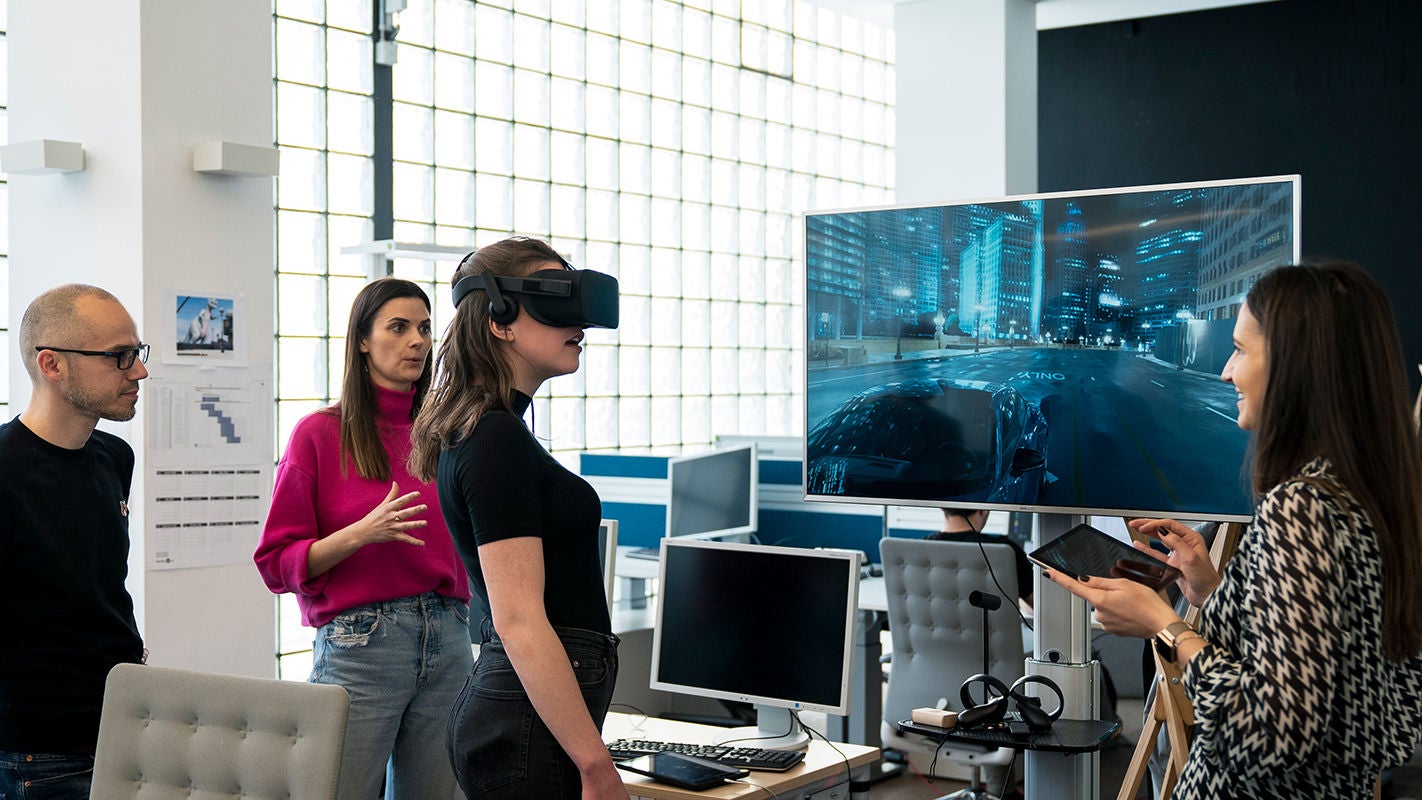 VR-Brille wird im Büro ausprobiert