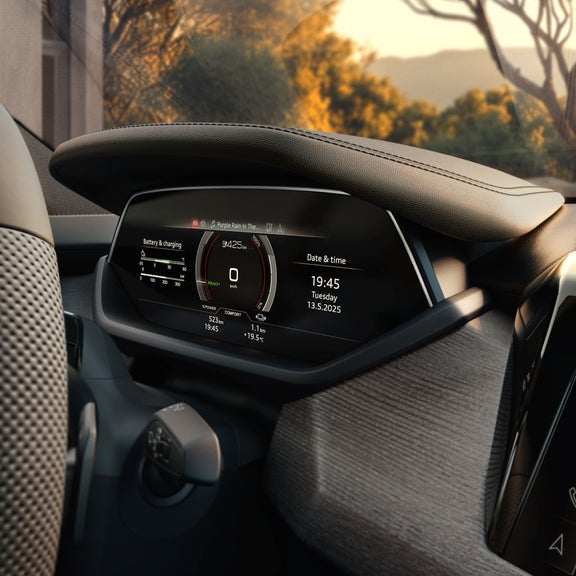 De Audi virtual cockpit achter het stuur van de Audi e-tron GT quattro toont onder meer de snelheid (0 km/u), het rijbereik (425 km) en het tijdstip (19.45 uur).