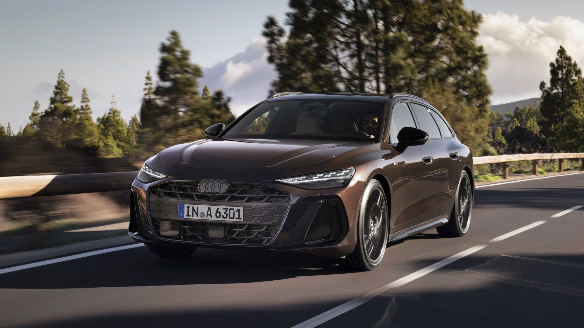 Een rijdende Audi A6 Avant.