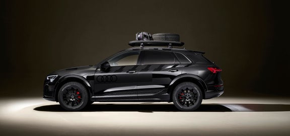 Side view of the Audi Q8 e-tron edition Dakar.