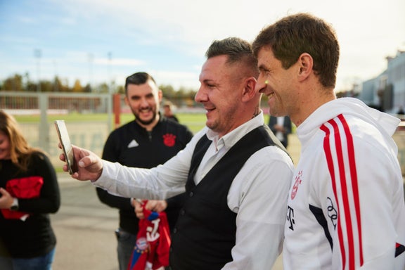 Selfie at the vehicle handover with Thomas Müller
