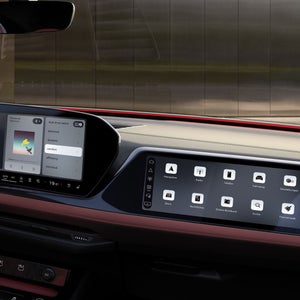 Nahaufnahme des Beifahrerdisplays im Cockpit des S5 Avant. Unter der Windschutzscheibe leuchtet ein Lichtstreifen in rotem Ambiente Licht.