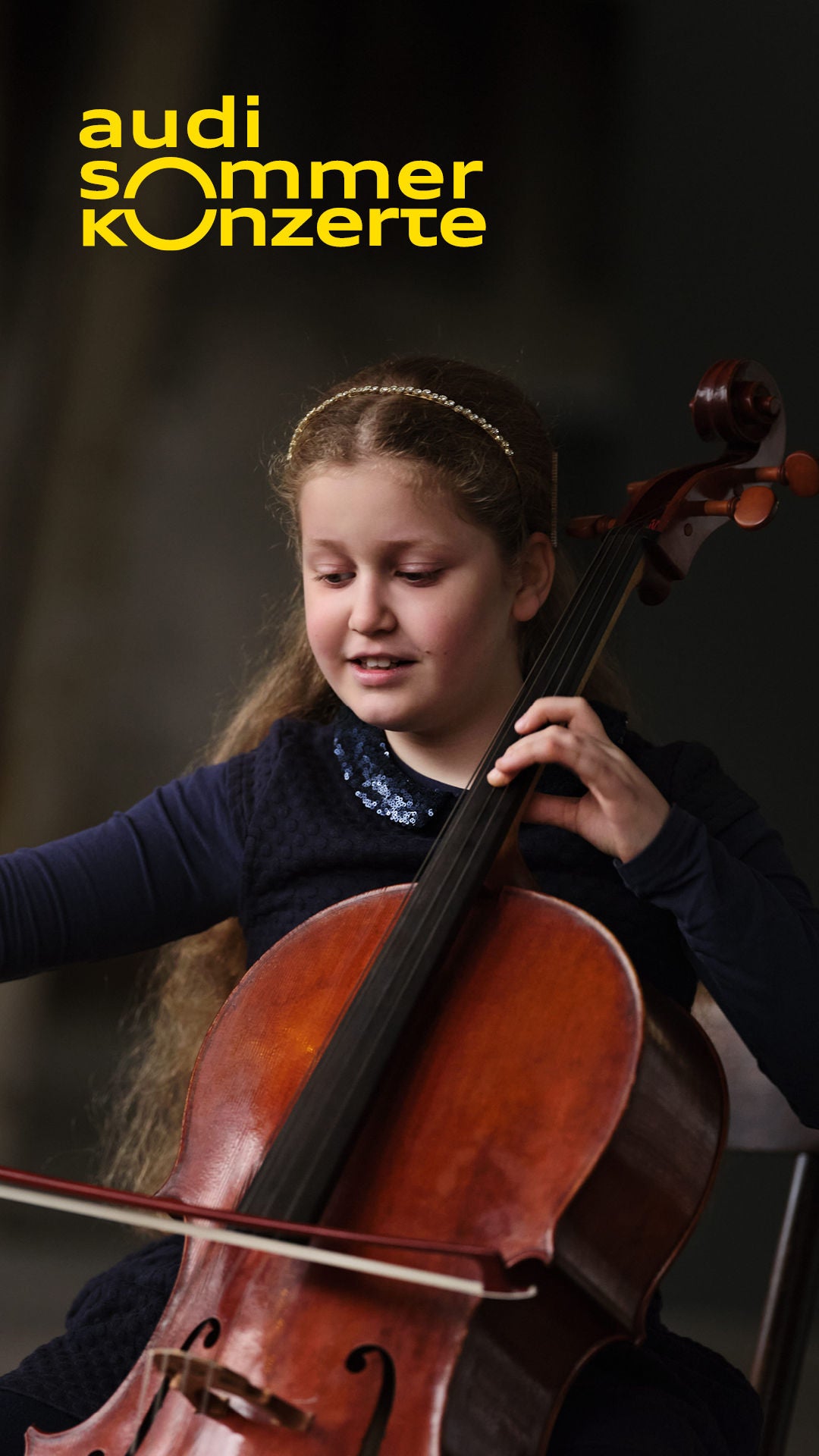 Mädchen spielt Cello mit Bogen; dunkler Hintergrund, links gelber Schriftzug „audi sommerkonzerte“.