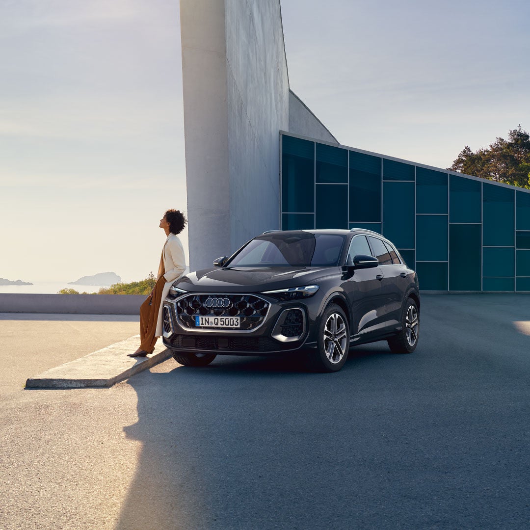 Audi Q5と女性が並んでいる写真