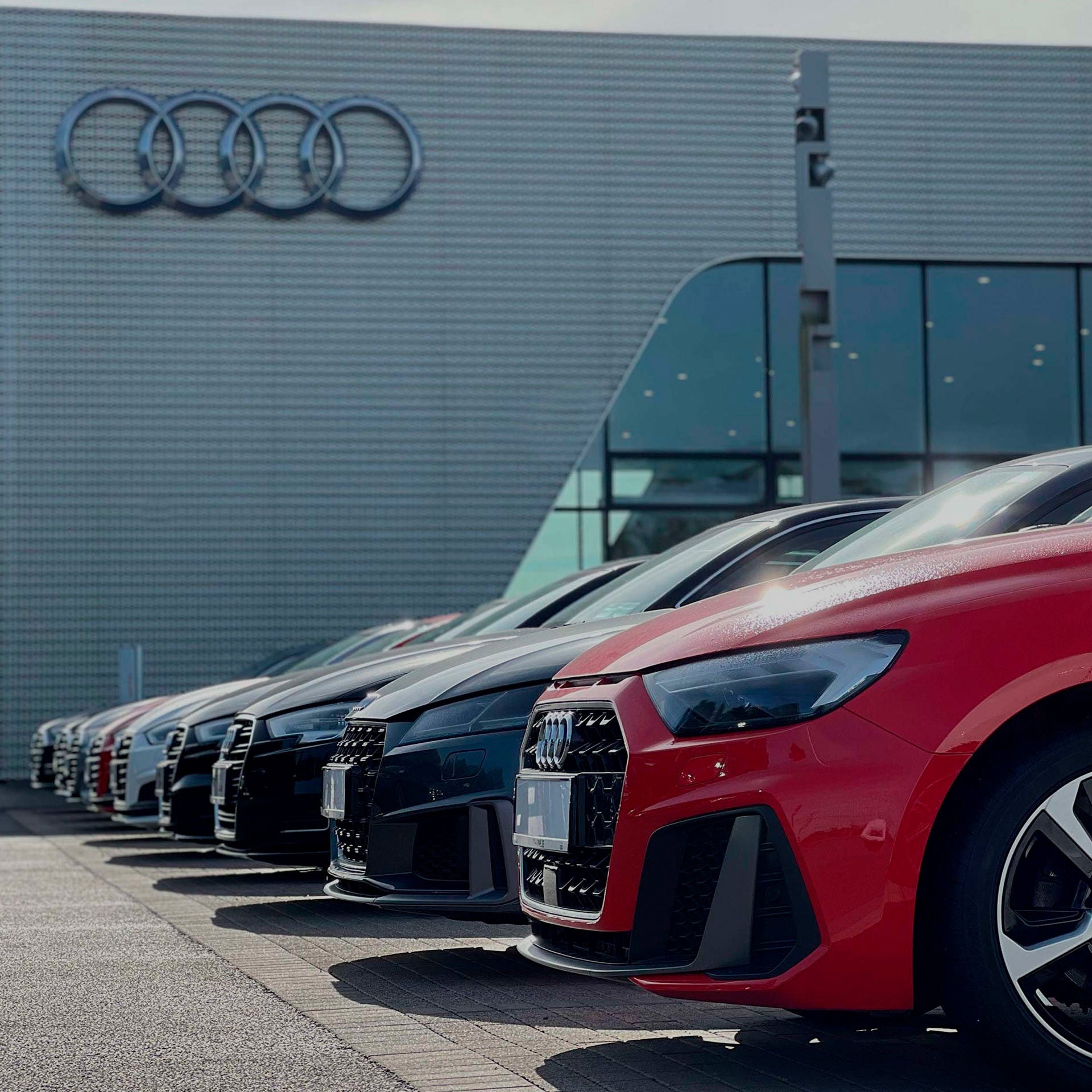 Bílar fyrir framan Audi húsnæði
