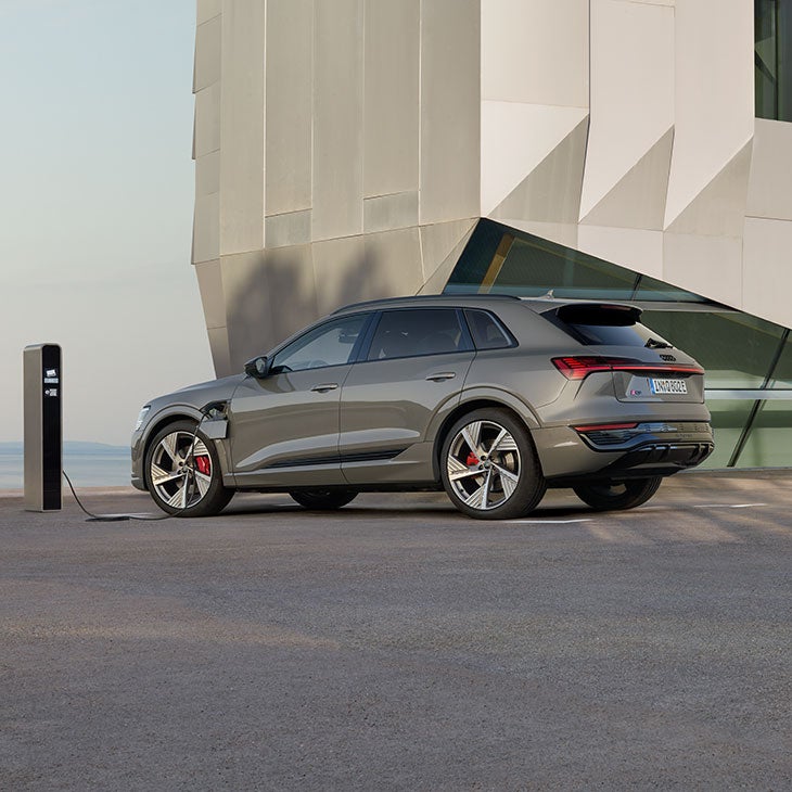 Audi Q8 e-tron in ricarica