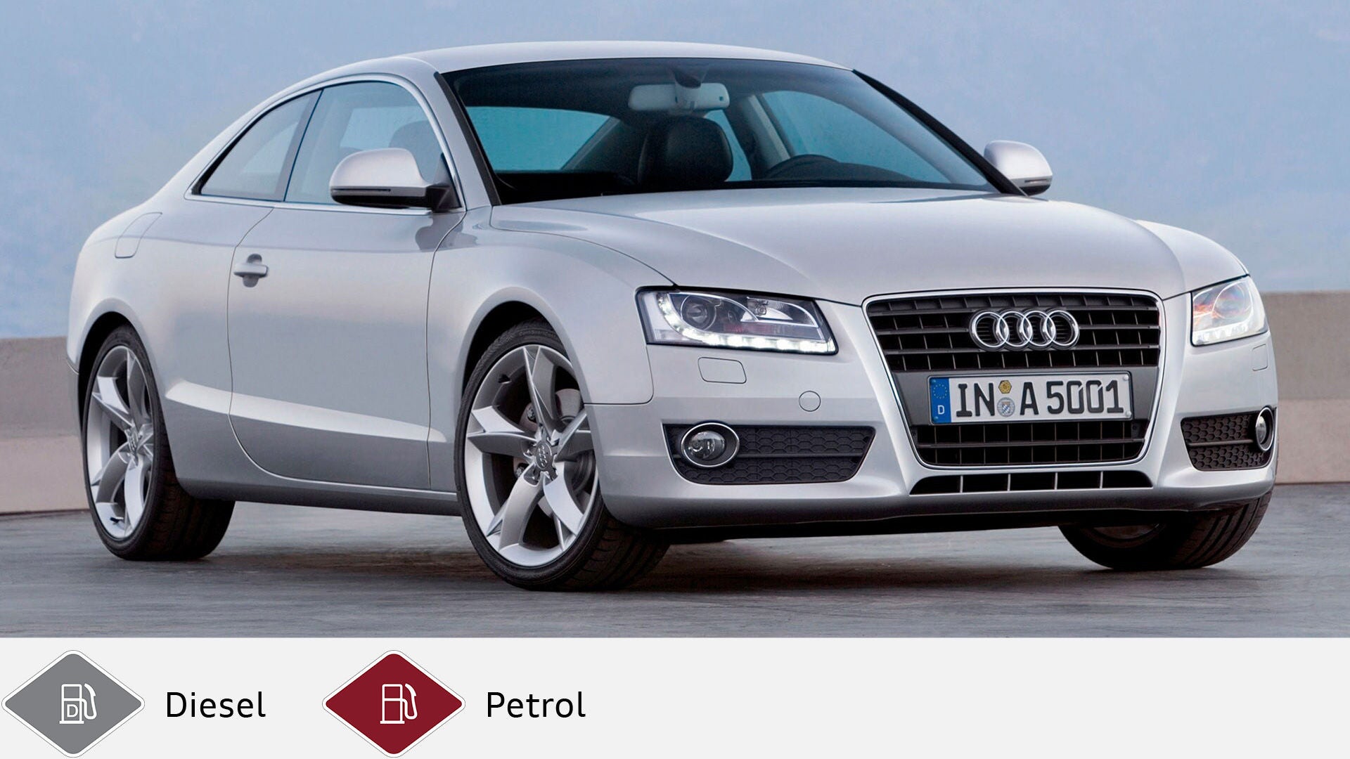 Silberner Audi A5 Coupé (2007–2011) von vorne links auf freier Fläche. Unten graues Dieselsymbol und rotes Benzinsymbol.
