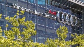 Schriftzug Audi - Vorsprung durch Technik auf der Glaswand eines Autohauses