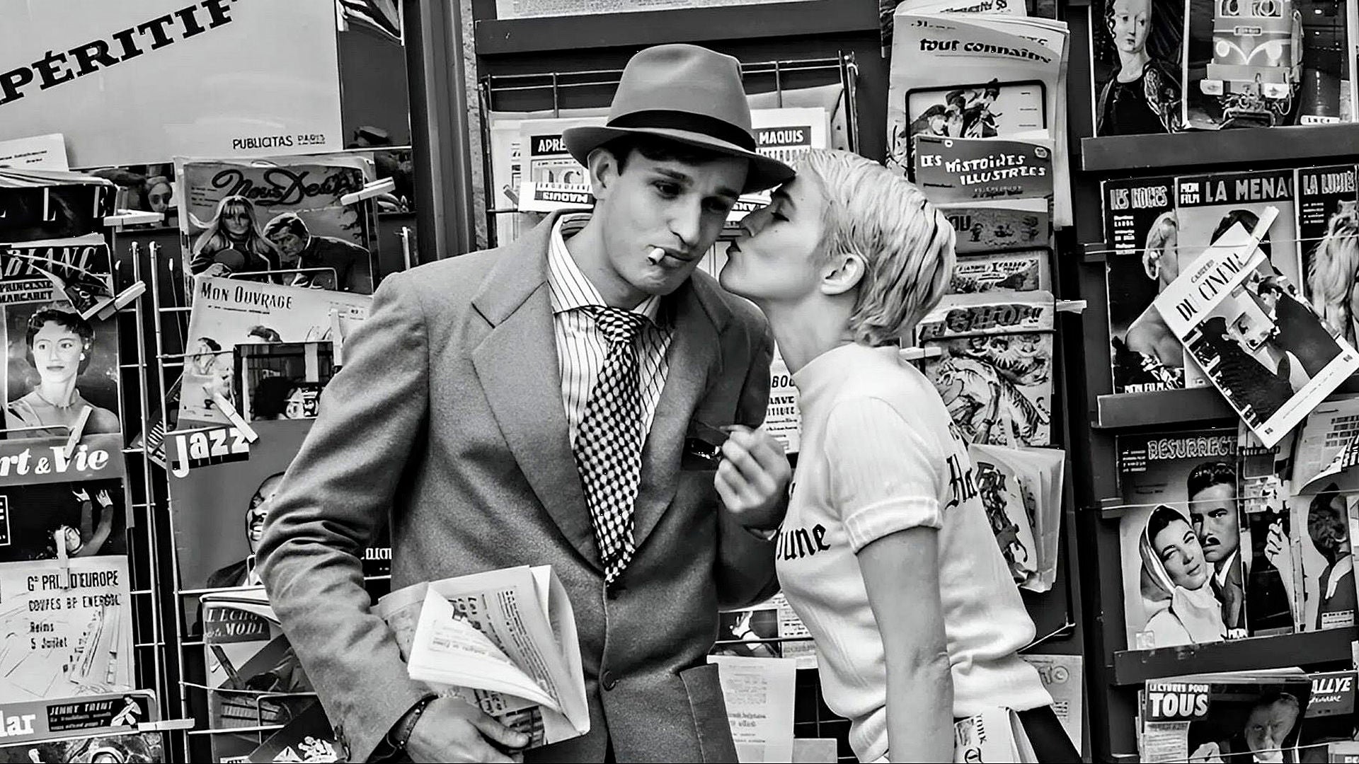 Eine gut nachgestellte Szene vor einem Zeitungskiosk aus dem Film "Außer Atem" in wunderbarem schwarz-weiß.