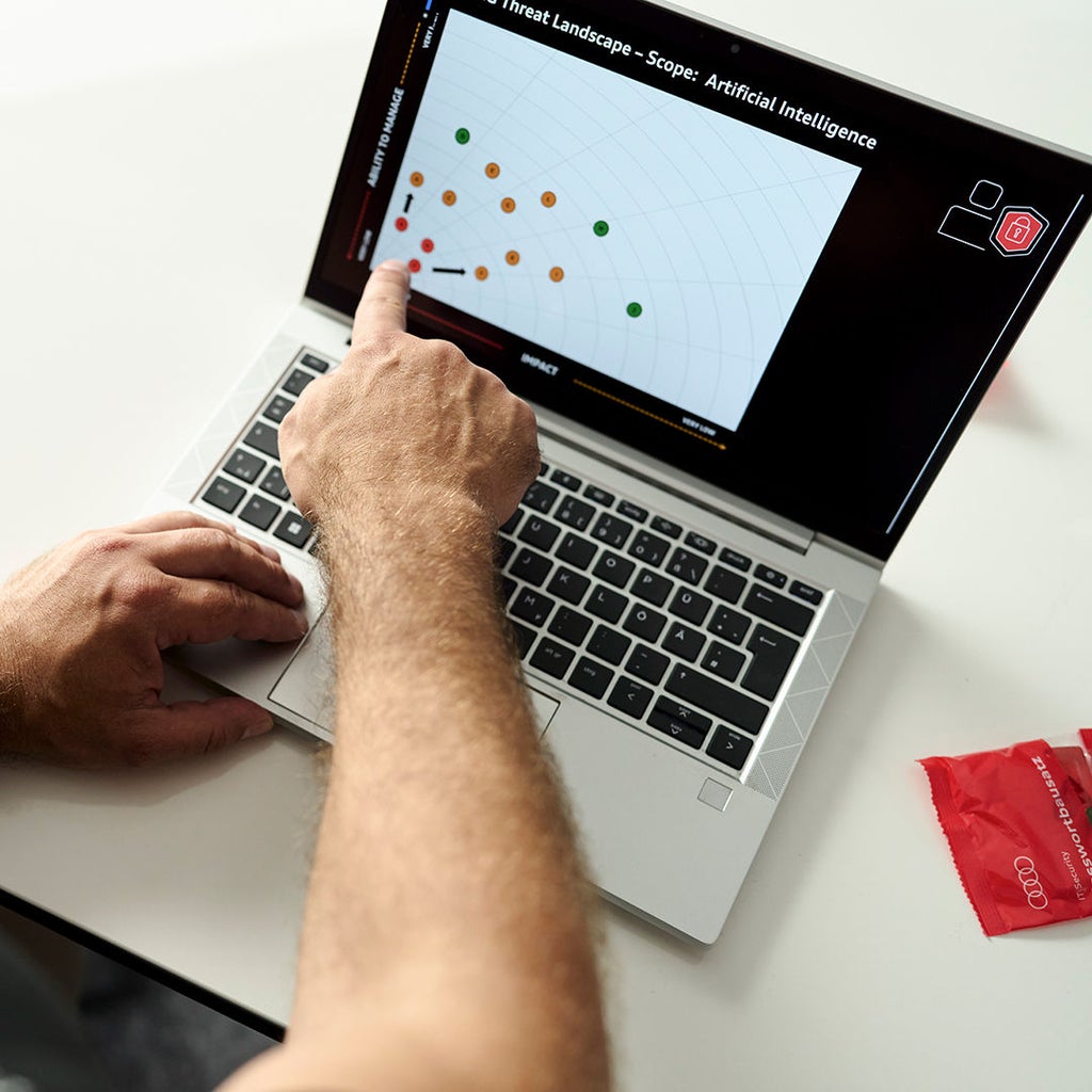 Andreas Walter zeigt etwas an einem Computer